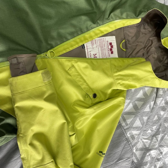 Foursquare snowboard jacket. Two-tone green. Women’s medium. - Picture 3 of 3